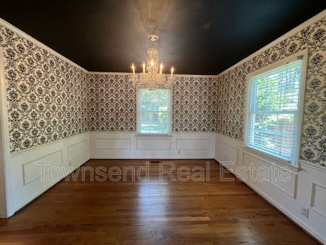 Building Photo - 2814 Mirror Lake Dr