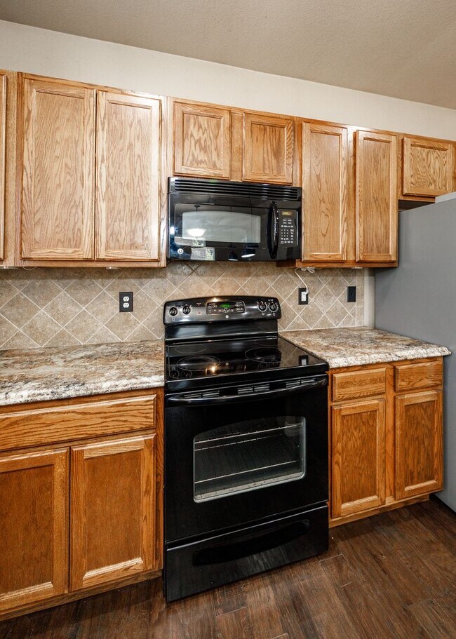 Building Photo - Westside 3 Bed Townhouse in Gold Hill Mesa