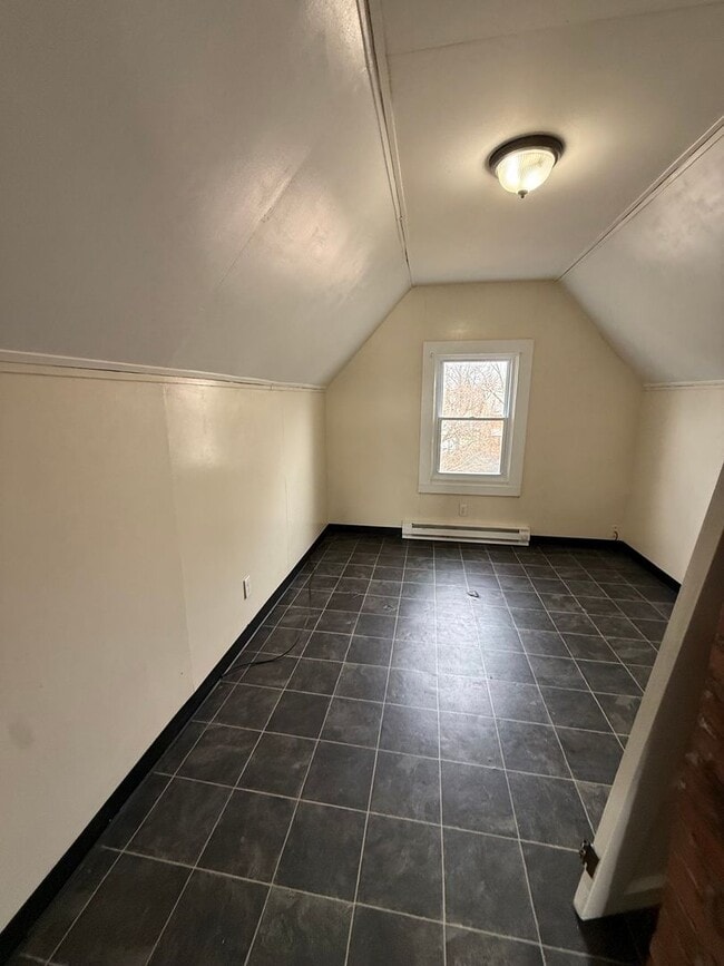 Building Photo - 4bd Single Collinwood Water/Sewer Included Section 8