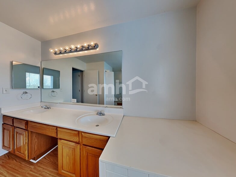 Building Photo - 9781 Chetwood Dr