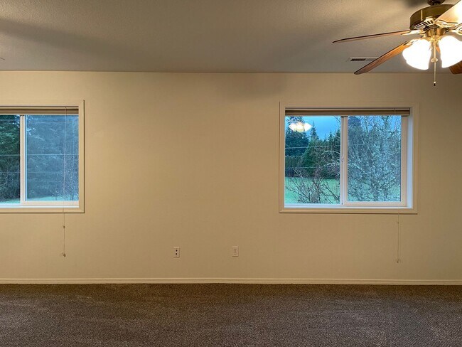 Building Photo - ***HALF MONTH RENT FREE***FANTASTIC 4 Bed 2.5 Bath Home in Salmon Creek! HUGE side yard and back ...