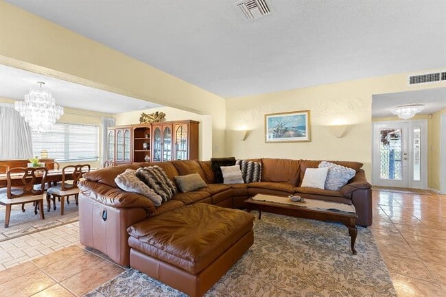 Building Photo - 3015 N Palm Aire Dr