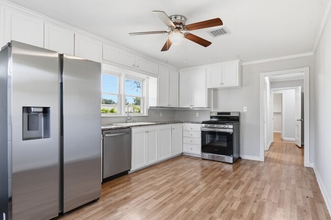 Building Photo - Remodeled Midtown Tulsa Bungalow – Classic Charm with Modern Updates!