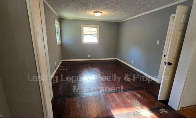 Building Photo - 113 25th St