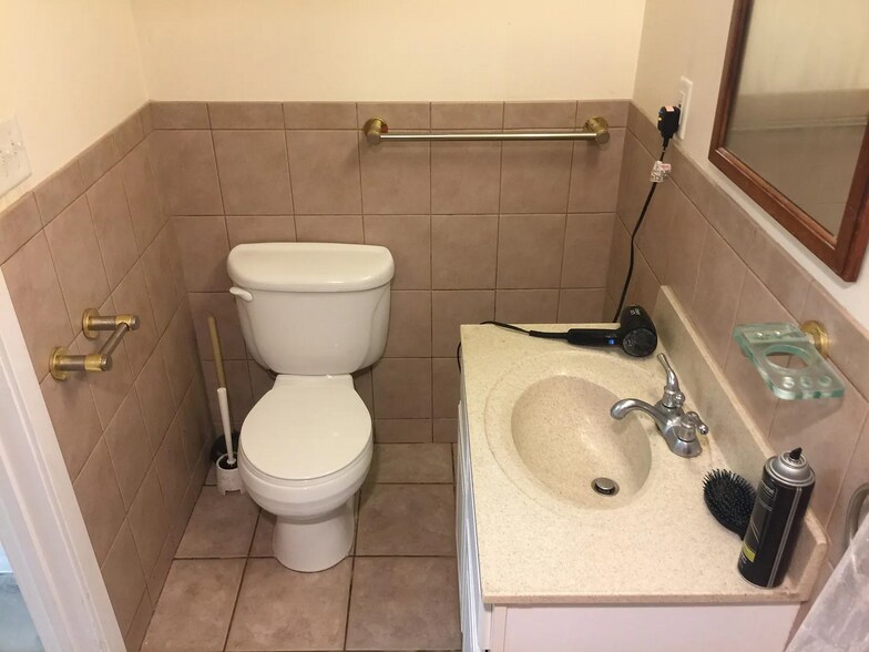 Building Photo - 81 Tooker Ave