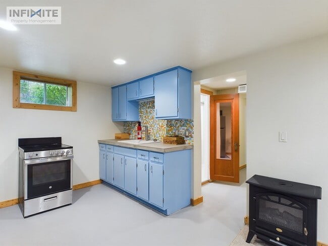 Building Photo - Cozy Apartment Downtown