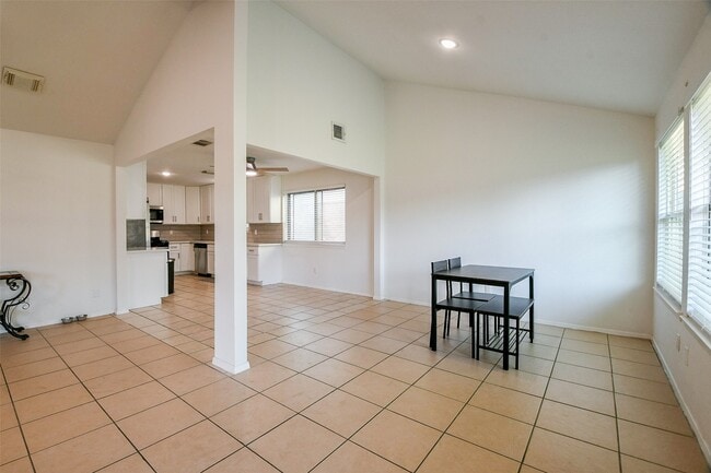 Building Photo - 5635 Greenhill Forest Dr