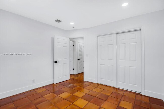 Building Photo - 850 SW 12th Ct