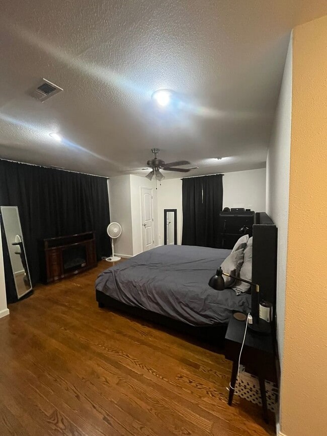 Building Photo - Gorgeous private home in Altavista!