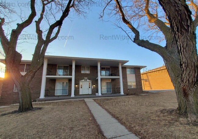 Building Photo - 780 Russell Rd