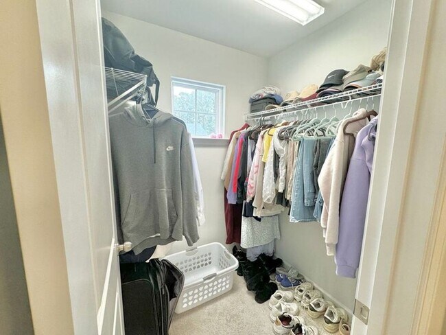 Building Photo - 1/2 off 1st and 2nd month rent - Pristine ...