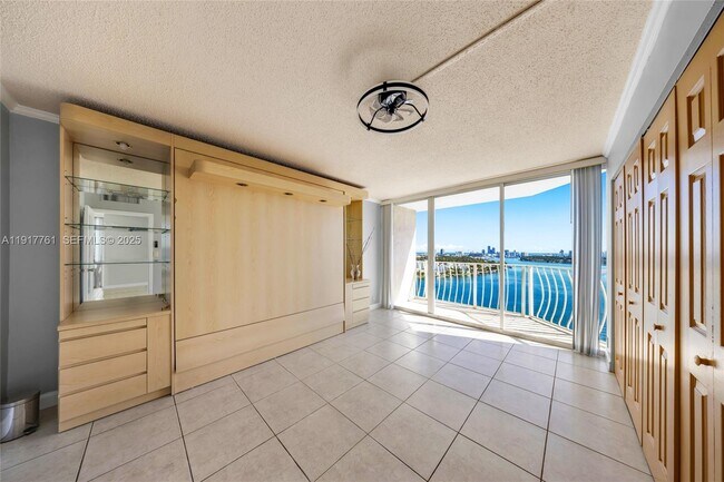 Building Photo - 7601 E Treasure Dr