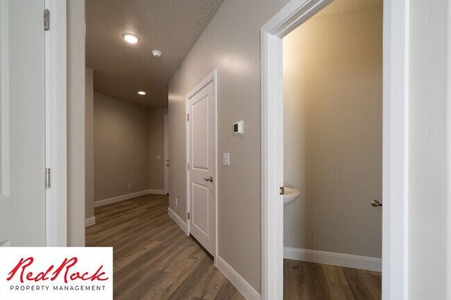 Building Photo - Stunning 4 Bedroom Townhome in Hurricane H...
