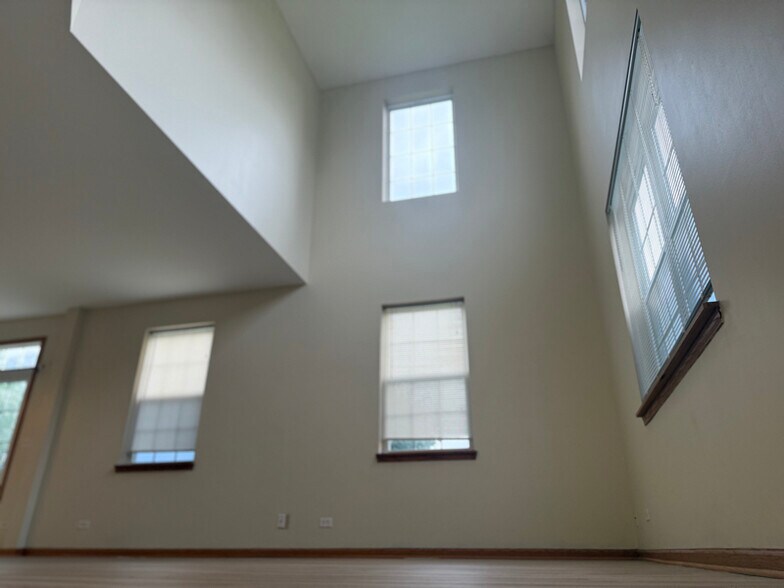 Building Photo - 611 Arbor Cir