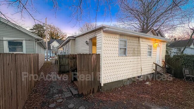 Building Photo - 3027 Peronne Ave