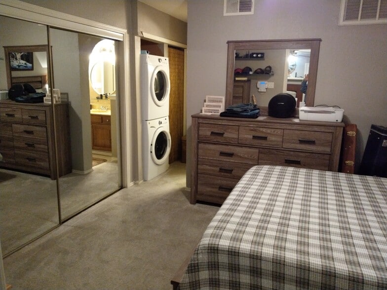 Building Photo - 2311 Balsam Dr