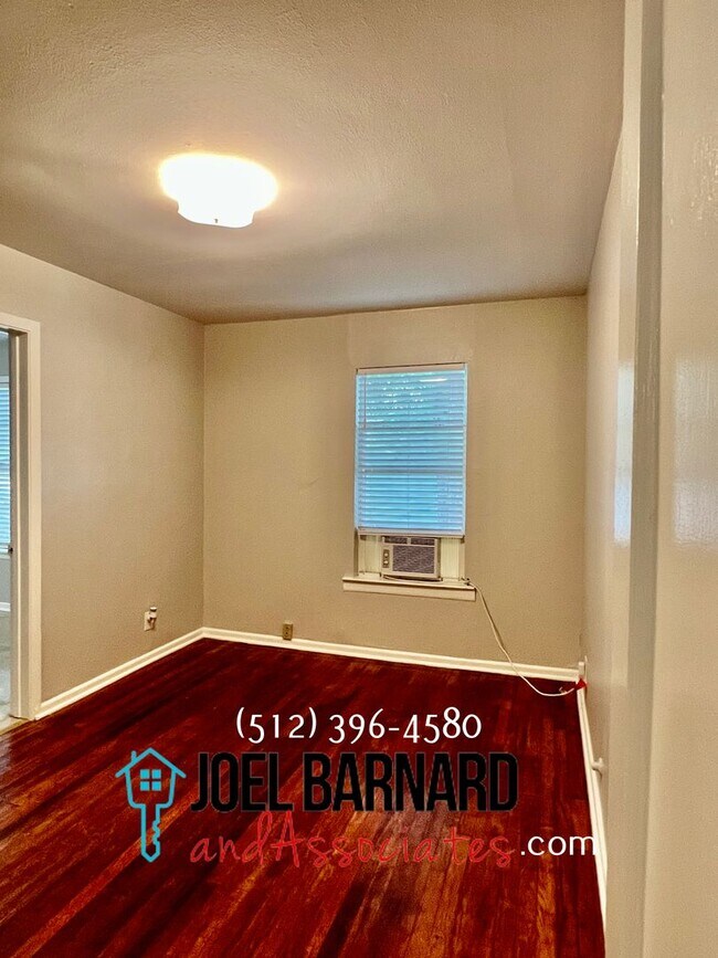 Building Photo - Availably July 12: Charming 3 Bedroom 1 Ba...