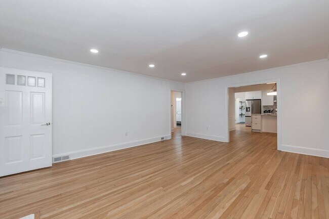 Building Photo - Sheek Updated Home With Pool!