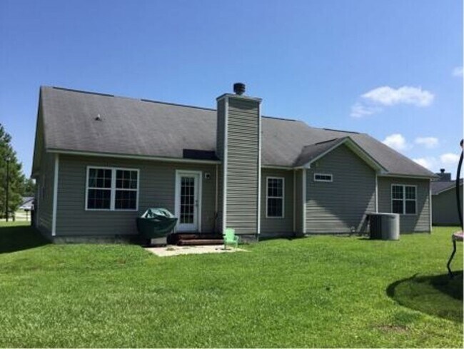 Building Photo - 3 bedroom 2 full baths and lots of land!