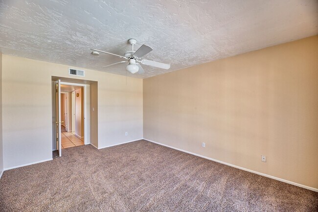 Building Photo - Garden Dr