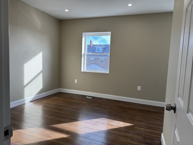 Master bedroom - 604 N Augusta Ave