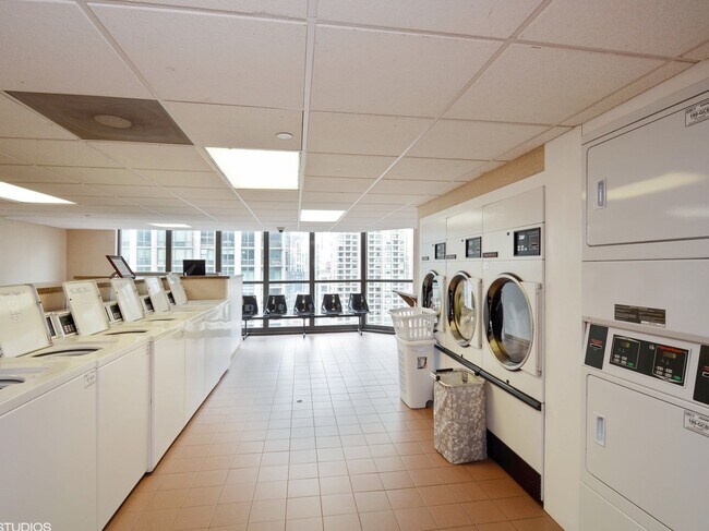 Building Photo - 10 E Ontario St