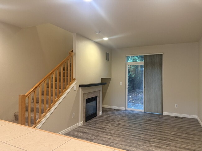 Building Photo - Gorgeous 2 Bedroom 3 bath Townhome Availab...