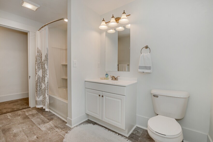 full bathroom - 21-23 E Water St