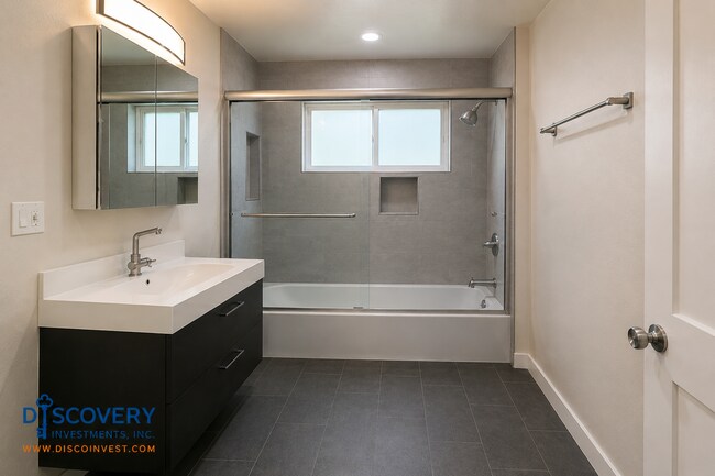 Building Photo - Contemporary North Berkeley 2 Bedroom Condominium