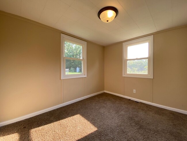 Building Photo - Available Sept 10 , 2026!