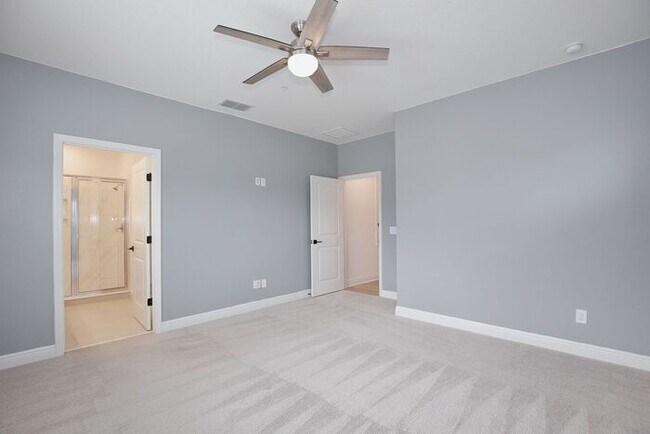 Building Photo - Stunning 2/2 Modern Townhome with a Bonus ...