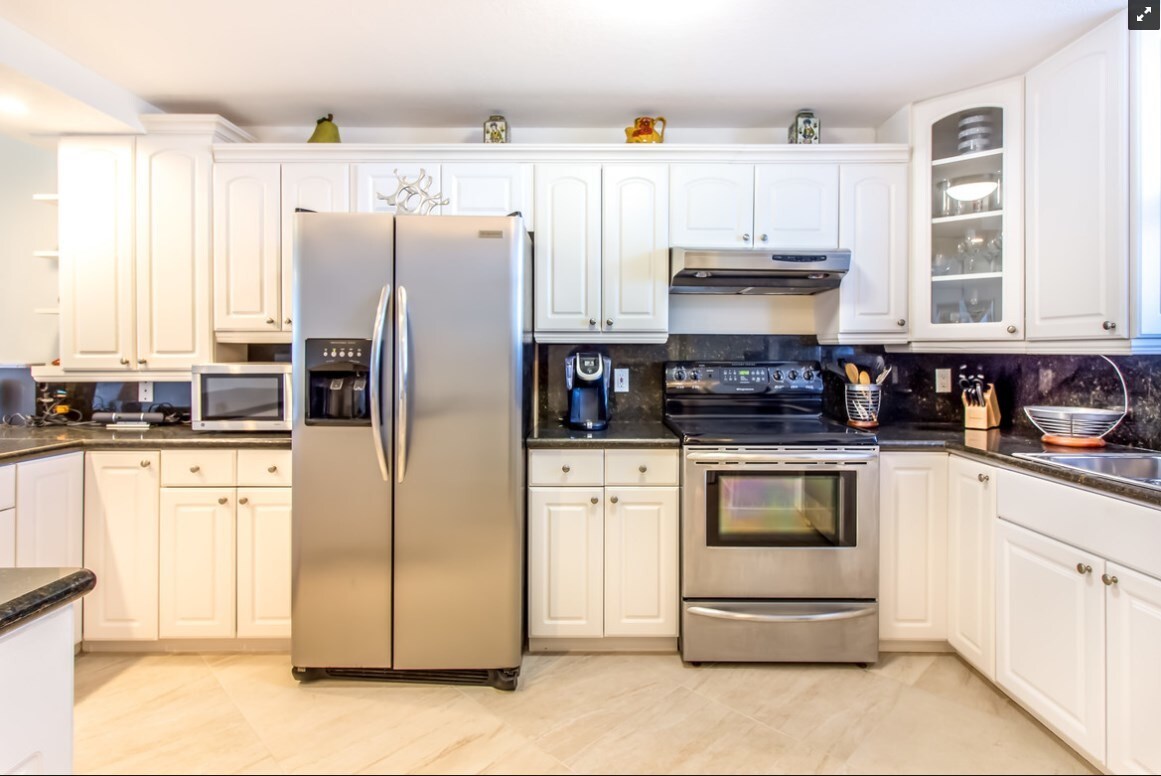 Building Photo - 3100 NE 49th St