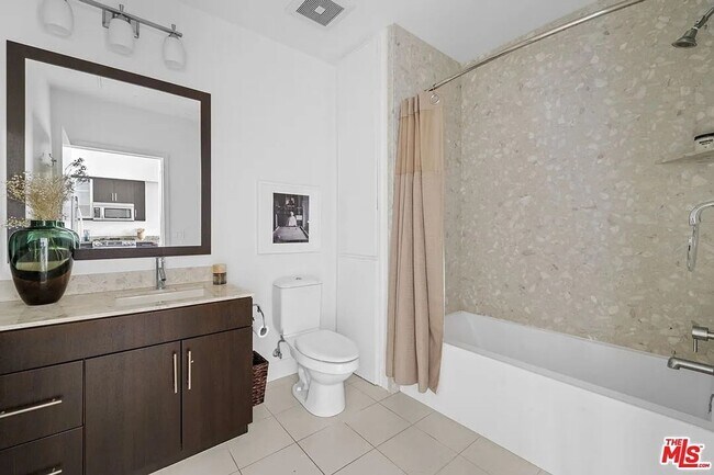 Building Photo - Beautiful Playa Vista Home With In Unit La...