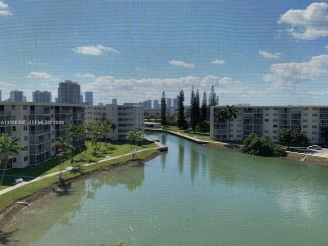Building Photo - 2851 Leonard Dr