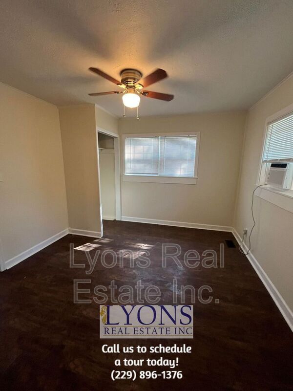 Building Photo - 615 E Brookwood Dr