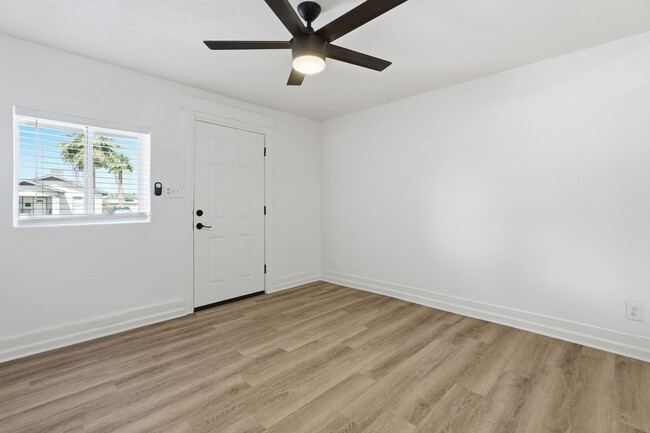 Building Photo - 325 N 15th St
