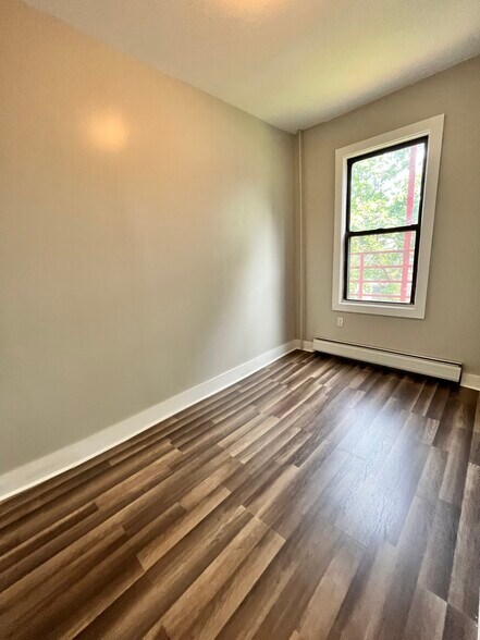 122 Randolph Ave 1R - 120 Randolph Ave