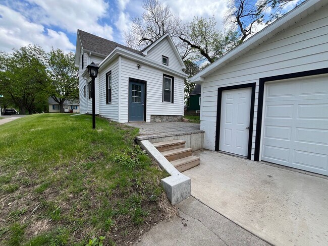 Building Photo - 4 Bed/1.5 Bath Rental Home in Central Sioux Falls!