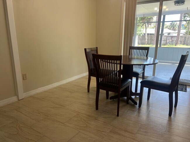 Building Photo - 4BD/2BA on the Island!
