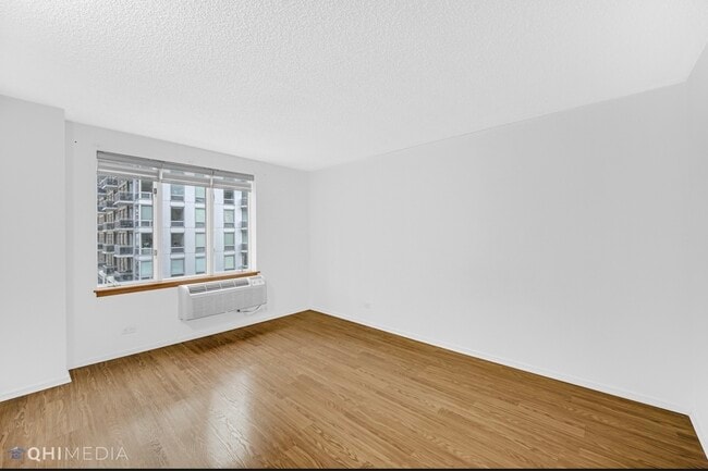 Building Photo - 801 S Plymouth Ct