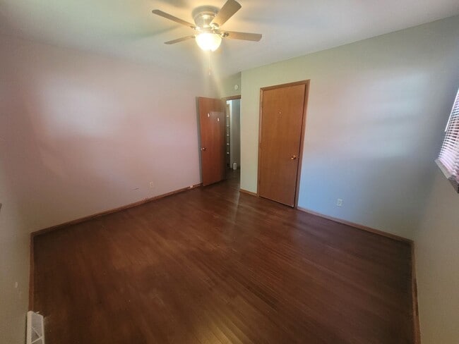 Building Photo - 3 Bedroom, 1.5 Bathroom home with detached...
