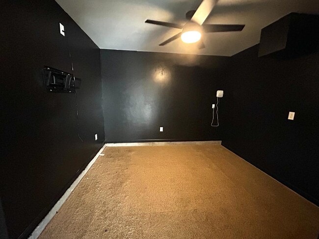 Building Photo - 127 Willow Grv Ln