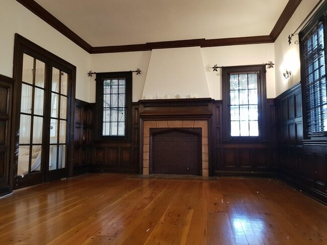 333-4 Living Room Mantle - 333 N Sycamore Ave