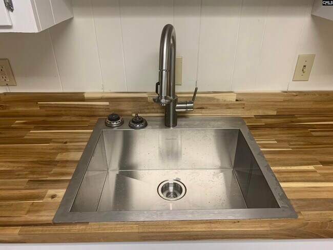 Building Photo - 2403 Duncan St