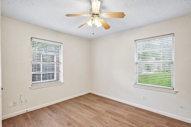 Building Photo - 6401 Rowan Ln