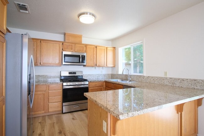 Building Photo - 3 Bedroom 3 bath home in Modesto