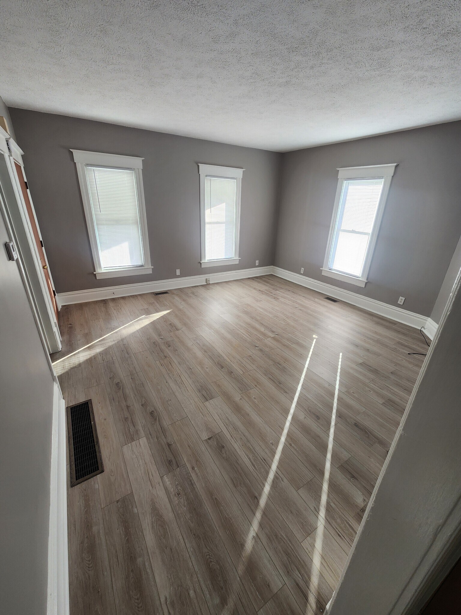 Building Photo - 445 W Carpenter St