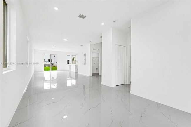 Building Photo - 22555 SW 125th Ave