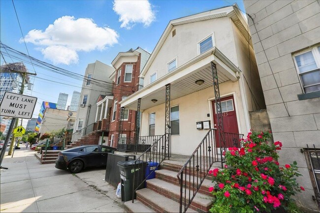 Building Photo - 675 Summit Ave