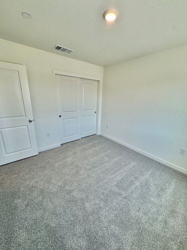 Building Photo - FOUR-FIVE/OFFICE BEDROOM THREE BATHROOM SEE VIDEO